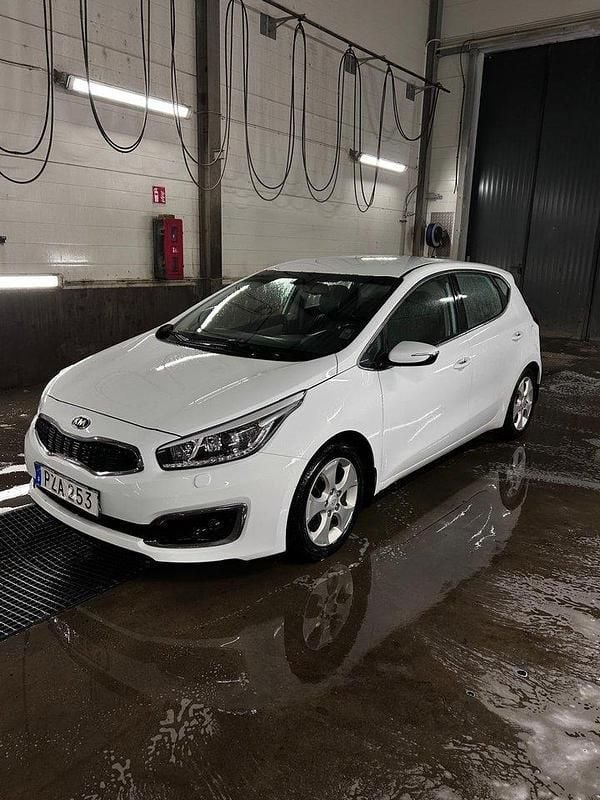 Vit Begagnad 2016 Kia Ceed Halvkombi | 85 000 kr (Marknadspris) - Bild 1/4