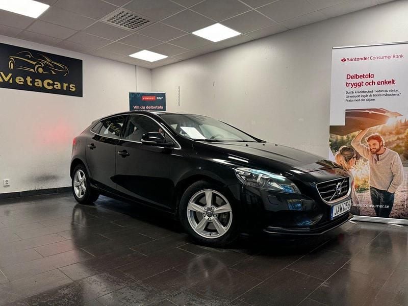 Svart Begagnad 2016 Volvo V40 Momentum Kombi | 149 900 kr (Marknadspris) - Bild 1/4