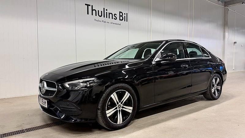 Obsidian black metallic Begagnad 2022 Mercedes C200 Avantgarde Sedan | 369 900 kr (Marknadspris) - Bild 1/4