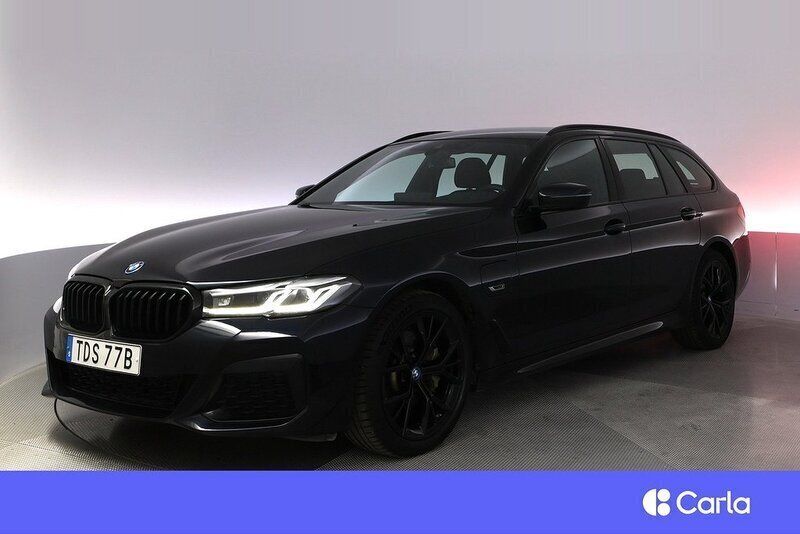 Svart Begagnad 2022 BMW 530e M Sport Kombi | 392 900 kr (Marknadspris) - Bild 1/4