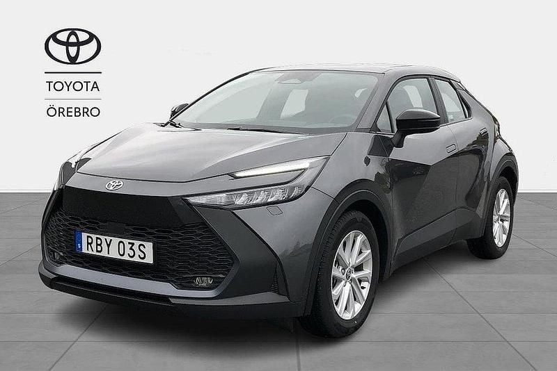 Mörkgrå Begagnad 2025 Toyota C-HR Active SUV | 304 900 kr (Superpris) - Bild 1/4