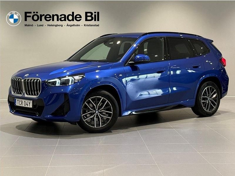 Blå (portimao blå metallic) Begagnad 2025 BMW X1 Comfort Edition SUV | 429 000 kr (Lite dyr) - Bild 1/4