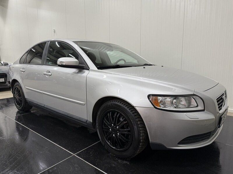 Ljusgrå Begagnad 2008 Volvo S40 Kinetic Sedan | 69 900 kr (Lite dyr) - Bild 1/4