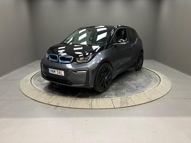Grå Begagnad 2022 BMW i3 Comfort Edition Halvkombi | 199 000 kr (Marknadspris) - Bild 1/4