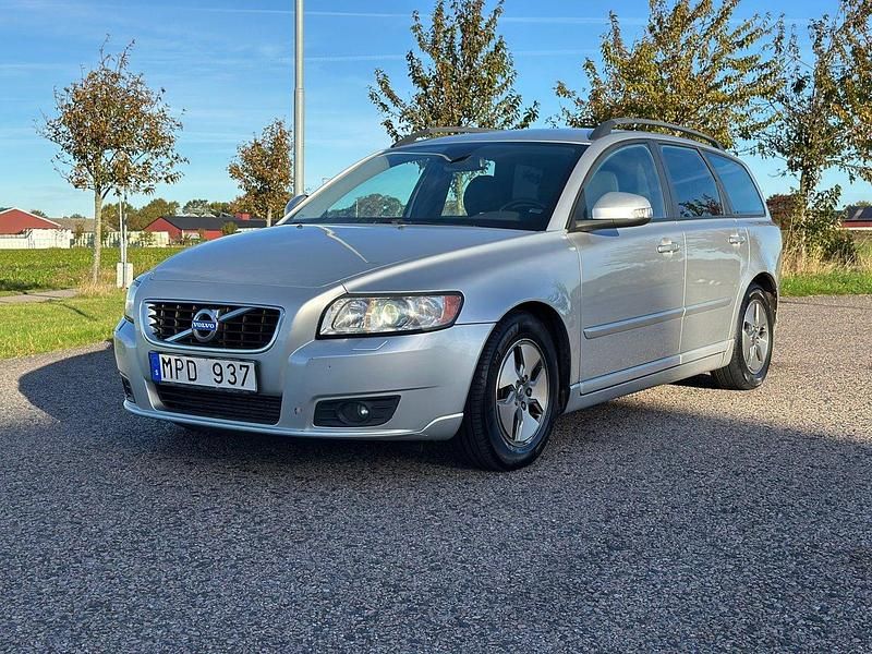 Ljusgrå (grå) Begagnad 2011 Volvo V50 Momentum Kombi | 42 500 kr (Bra pris) - Bild 1/4