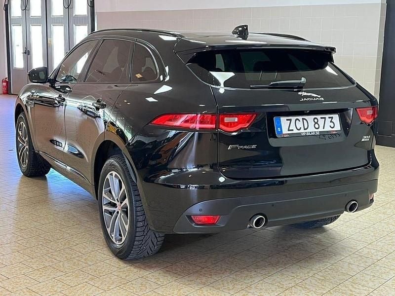 Begagnad Jaguar F-Pace R-Sport 301 HK (221 kW) 2017 Svart SUV