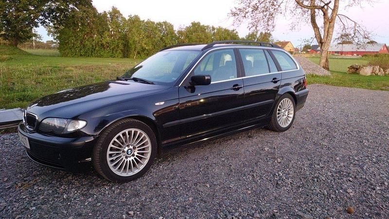 Svart Begagnad 2004 BMW 320 Kombi | 39 999 kr (Marknadspris) - Bild 1/4