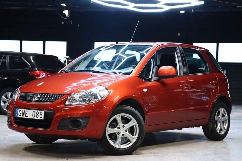 Orange Begagnad 2010 Suzuki SX4 Halvkombi | 69 900 kr (Marknadspris) - Bild 1/4