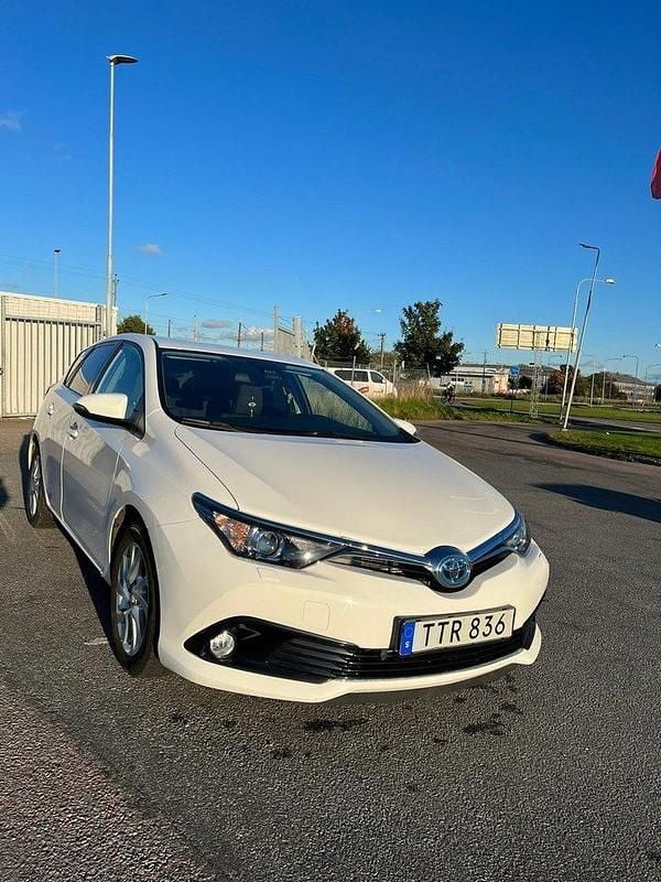 Vit Begagnad 2016 Toyota Auris Hybrid Active Halvkombi | 145 000 kr (Lite dyr) - Bild 1/4