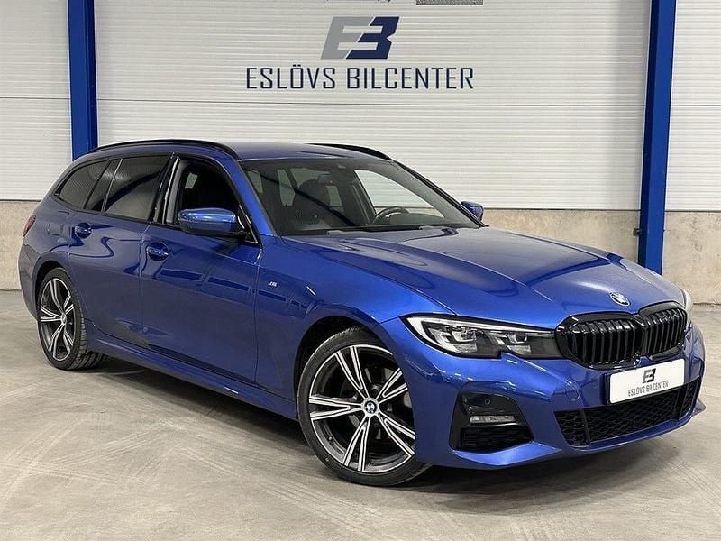 Blå Begagnad 2020 BMW 320 Shadowline Kombi | 324 990 kr (Lite dyr) - Bild 1/4