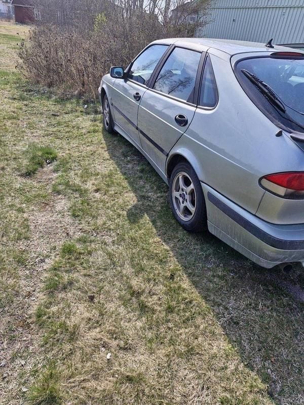 Grön Begagnad 2001 Saab 9-3 Halvkombi | 6 000 kr (Bra pris) - Bild 1/3