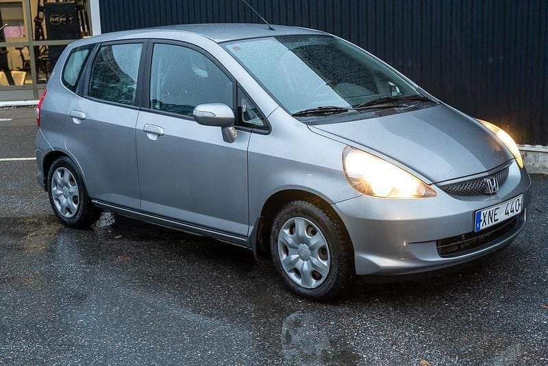 Silver Begagnad 2006 Honda Jazz Halvkombi | 31 000 kr (Marknadspris) - Bild 1/4