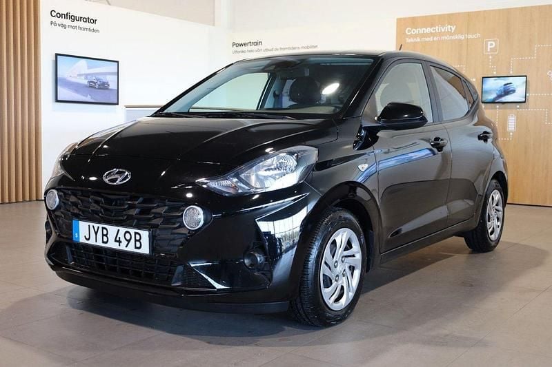 Svart Begagnad 2022 Hyundai i10 Essential Halvkombi | 149 900 kr (Marknadspris) - Bild 1/3
