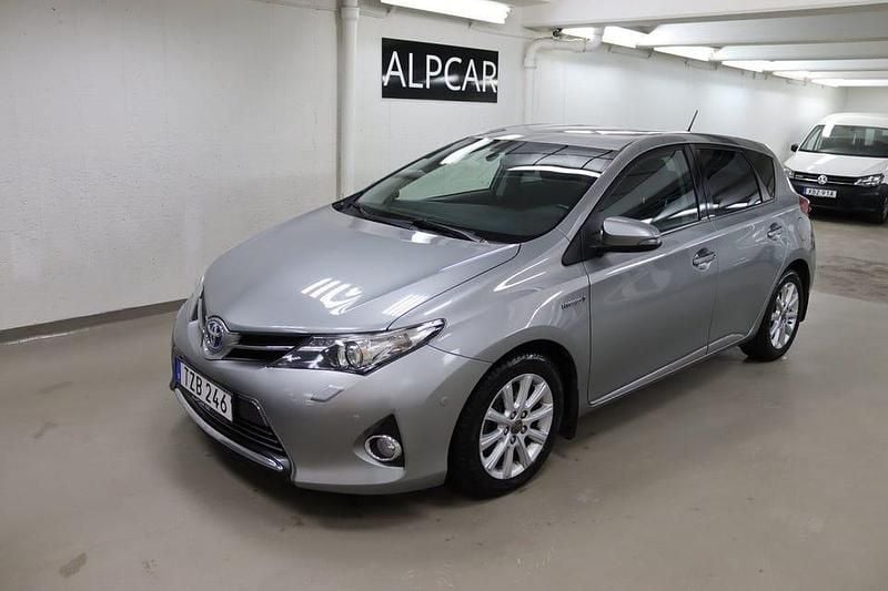 Begagnad Toyota Auris Hybrid Executive 136 HK (100 kW) 2014 Grå Halvkombi