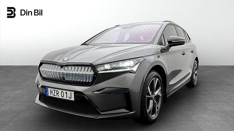 Grå (graphite grey metallic) Begagnad 2023 Skoda Enyaq iV SportLine SUV | 484 900 kr (Dyr) - Bild 1/4