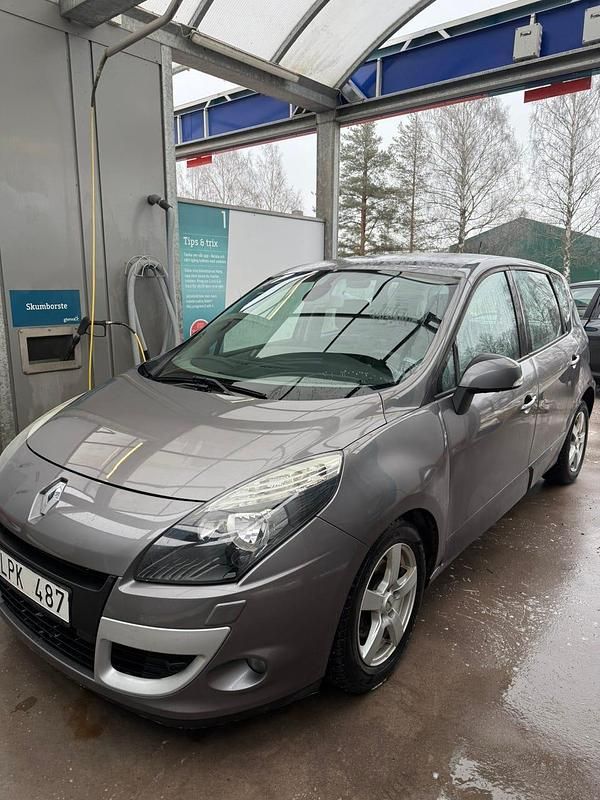 Grå Begagnad 2011 Renault Scénic III | 47 999 kr (Bra pris) - Bild 1/4