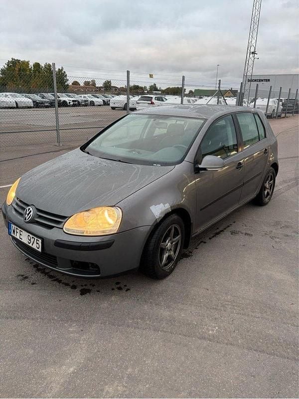 Grå Begagnad 2005 VW Golf IV Trendline Halvkombi | 18 000 kr (Marknadspris) - Bild 1/4