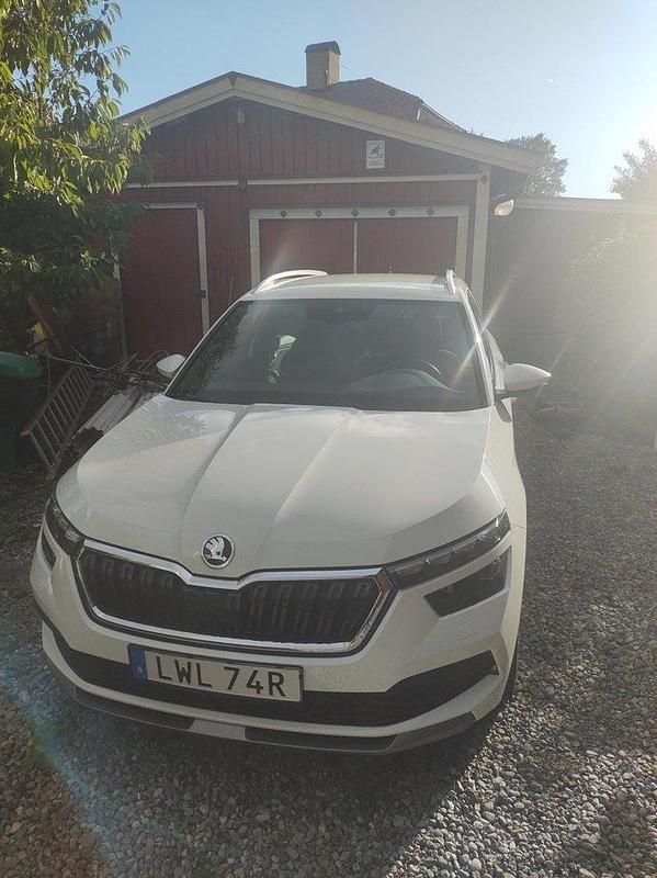Vit Begagnad 2023 Skoda Kamiq Adventure SUV | 239 900 kr (Marknadspris) - Bild 1/4