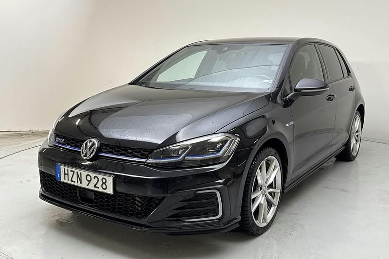 Svart Begagnad 2018 VW Golf VII GTE | 174 800 kr (Marknadspris) - Bild 1/4