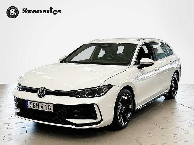 Vit Begagnad 2024 VW Passat R-line Kombi | 409 900 kr (Dyr) - Bild 1/4