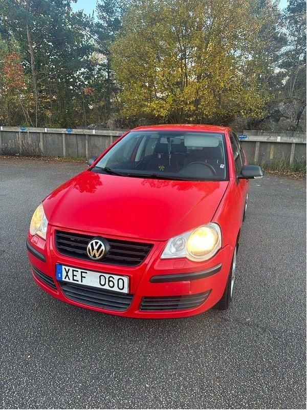 Röd Begagnad 2006 VW Polo Trendline Halvkombi | 24 999 kr (Marknadspris) - Bild 1/4