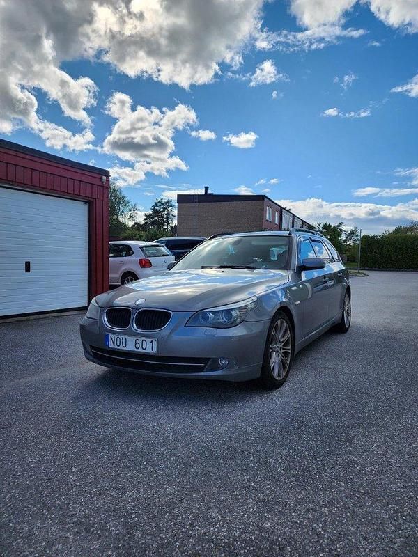Grå Begagnad 2008 BMW 520 Kombi | 35 000 kr (Bra pris) - Bild 1/4