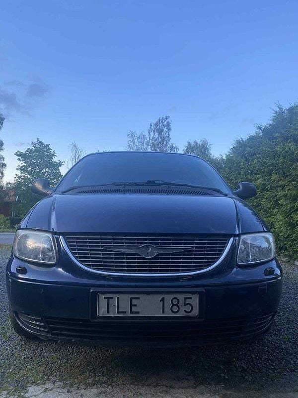 Blå Begagnad 2001 Chrysler Voyager Minibuss | 19 900 kr (Superpris) - Bild 1/4