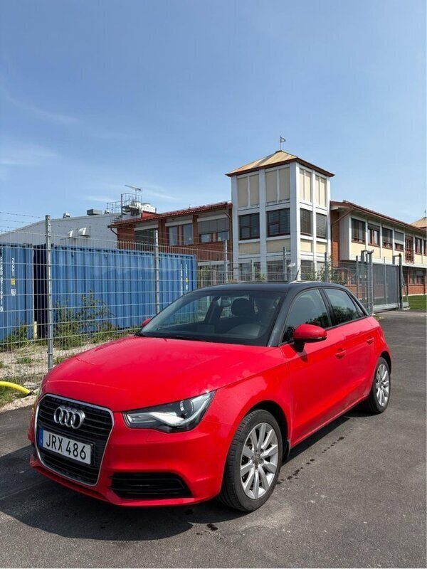 Röd Begagnad 2014 Audi A1 Sportback Sport Halvkombi | 89 000 kr (Marknadspris) - Bild 1/4
