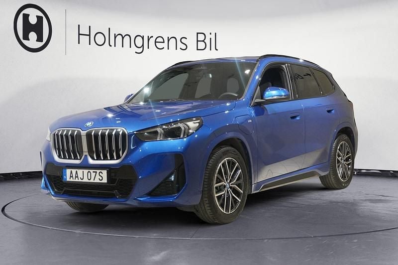 Blå Begagnad 2024 BMW X1 M Sport SUV | 529 900 kr (Marknadspris) - Bild 1/4