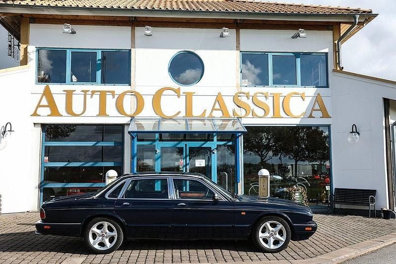 Mörkblå Begagnad 1995 Jaguar XJ Sedan | 99 000 kr - Bild 1/4