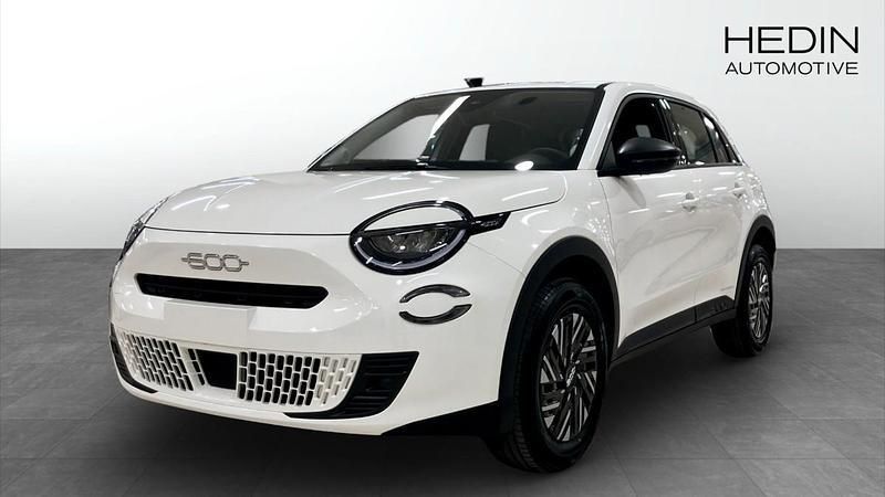 Vit (white) Ny 2024 Fiat 600 Pop SUV | 335 800 kr (Dyr) - Bild 1/4