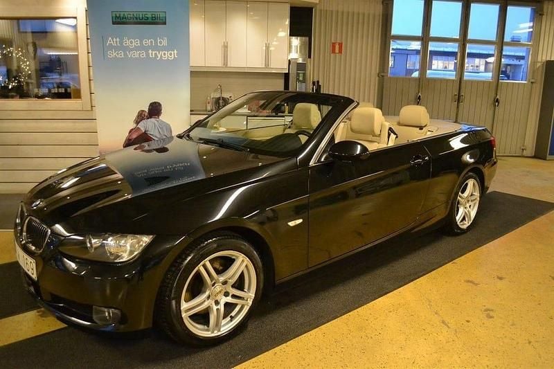 Begagnad BMW 325 Comfort Edition 218 HK (160 kW) 2009 Svart metallic Cab