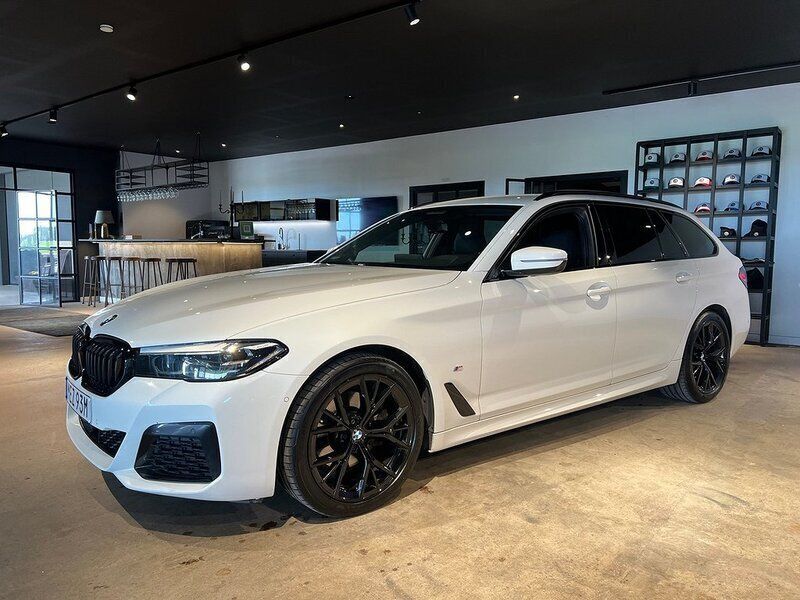 Vit Begagnad 2021 BMW 520 M Sport Kombi | 389 000 kr (Lite dyr) - Bild 1/4