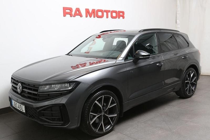 Grå Begagnad 2024 VW Touareg R-line SUV | 869 900 kr (Dyr) - Bild 1/3