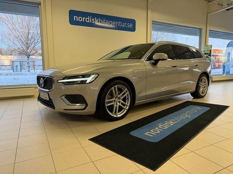 Silver metallic Begagnad 2023 Volvo V60 Core Kombi | 319 900 kr - Bild 1/4