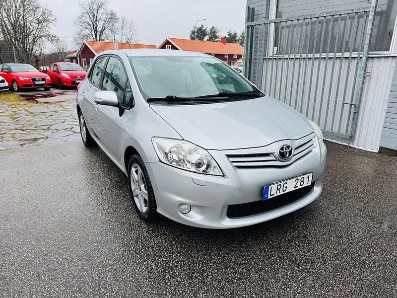Silver Begagnad 2011 Toyota Auris Plus Halvkombi | 69 900 kr (Marknadspris) - Bild 1/4