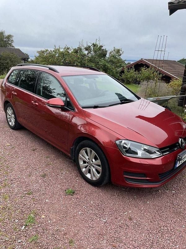 Röd Begagnad 2016 VW Golf VII Kombi | 97 000 kr (Marknadspris) - Bild 1/4