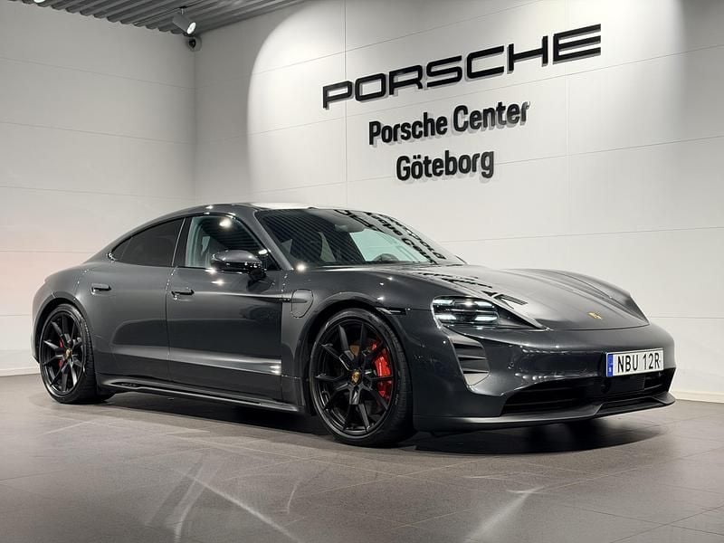 Mörkgrå (grey) Begagnad 2023 Porsche Taycan GTS Sedan | 1 059 000 kr (Marknadspris) - Bild 1/4