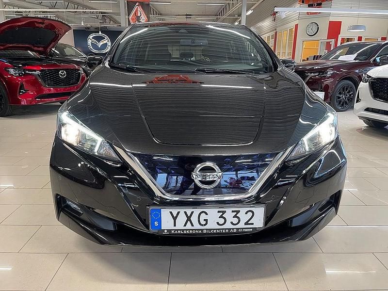 Begagnad Nissan Leaf 110 kW (150 HK) 2018 Svart Halvkombi