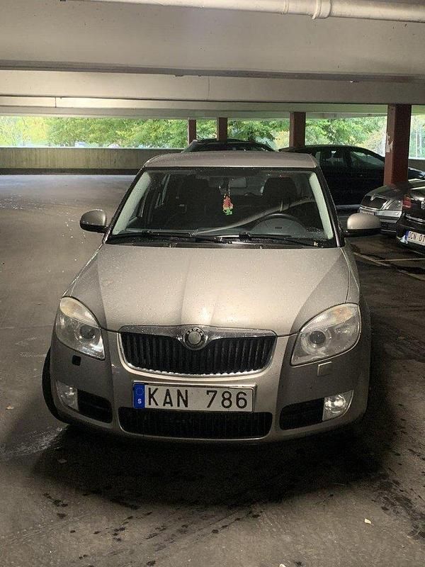Brun Begagnad 2010 Skoda Fabia Halvkombi | 8 500 kr (Superpris) - Bild 1/4