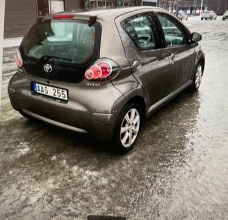 Brun Begagnad 2013 Toyota Aygo Halvkombi | 49 000 kr (Marknadspris) - Bild 1/4