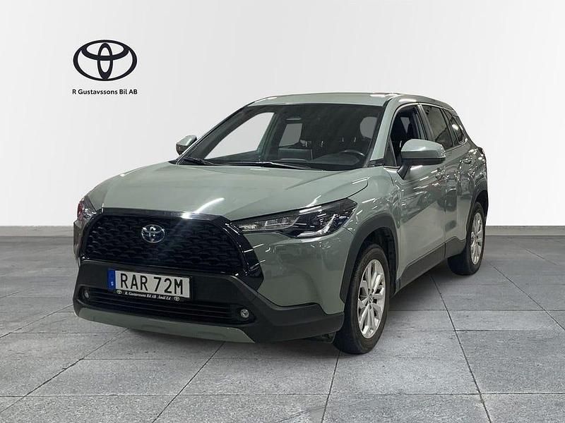 Grön Begagnad 2023 Toyota Corolla Cross Active SUV | 314 900 kr - Bild 1/4