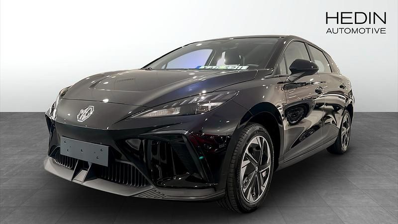 Begagnad MG MG4 EV 150 kW (204 HK) 2024 Svart Halvkombi