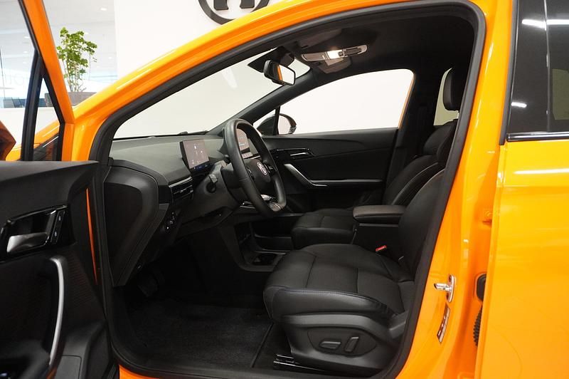 Begagnad MG MG4 EV 150 kW (204 HK) 2022 Orange Halvkombi