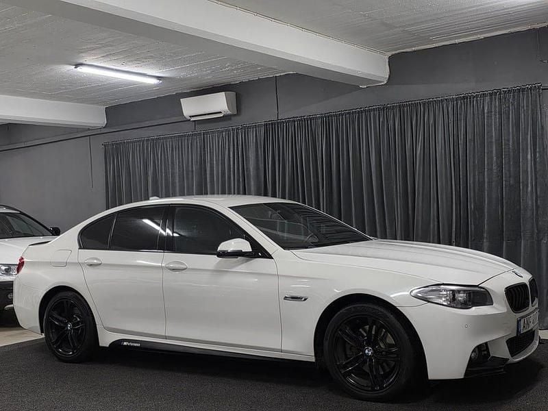 Vit Begagnad 2015 BMW 520 M Sport Sedan | 159 900 kr (Lite dyr) - Bild 1/4