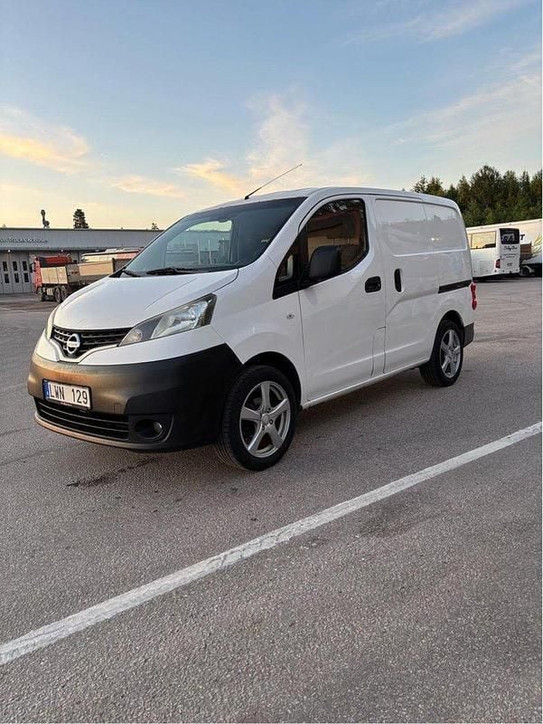 Vit Begagnad 2012 Nissan NV200 Van | 45 000 kr (Marknadspris) - Bild 1/4