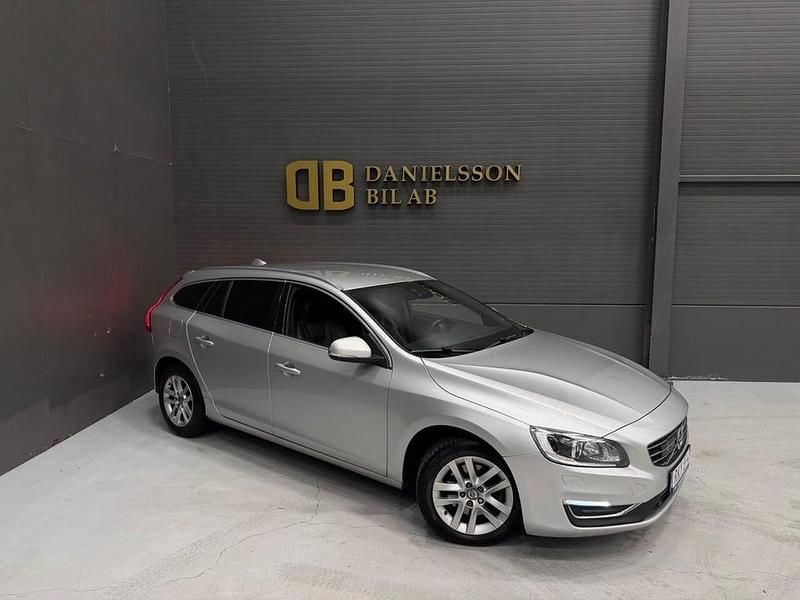 Silver Begagnad 2018 Volvo V60 Summum Kombi | 159 800 kr (Marknadspris) - Bild 1/4