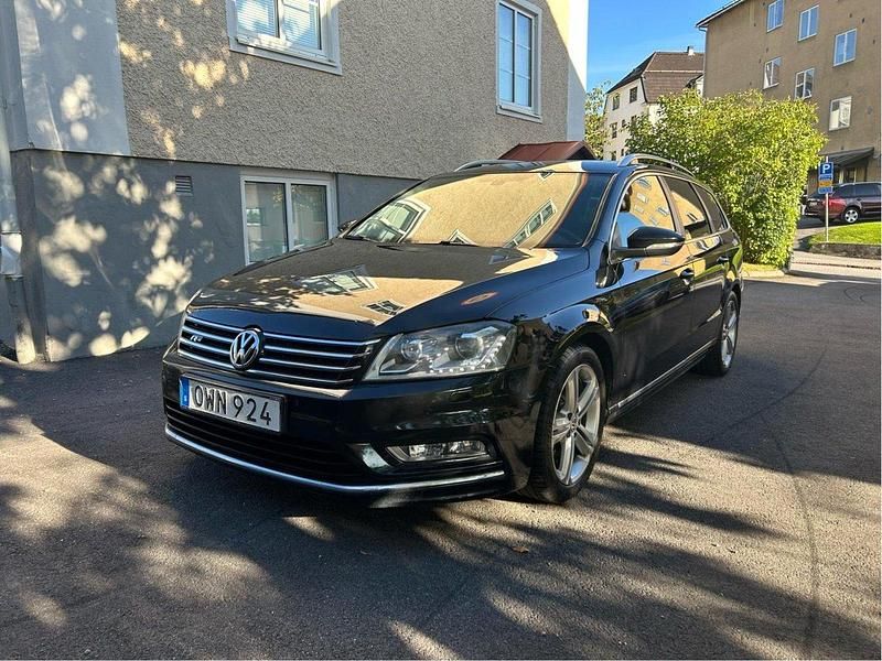 Svart Begagnad 2014 VW Passat R-line Kombi | 94 900 kr (Marknadspris) - Bild 1/4