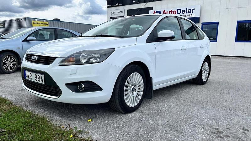 Vit Begagnad 2009 Ford Focus Titanium Halvkombi | 30 500 kr (Marknadspris) - Bild 1/4