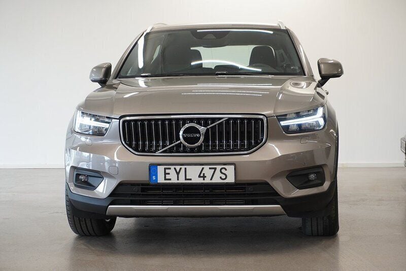 Grå Begagnad 2021 Volvo XC40 Momentum SUV | 249 999 kr (Bra pris) - Bild 1/4